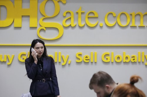 الدليل الشامل والاحترافي لمنصة DHgate: وجهة الصفقات الكبرى والشراء بالجملة